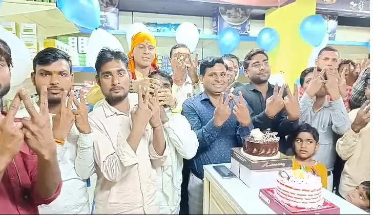 Varanasi News: कैनविज सेल्स एंड मार्केटिंग प्राइवेट लिमिटेड कंपनी की 17वीं&nbsp;वर्षगांठ बड़े ही धूमधाम व हर्षोल्लास के के साथ मनाई गई