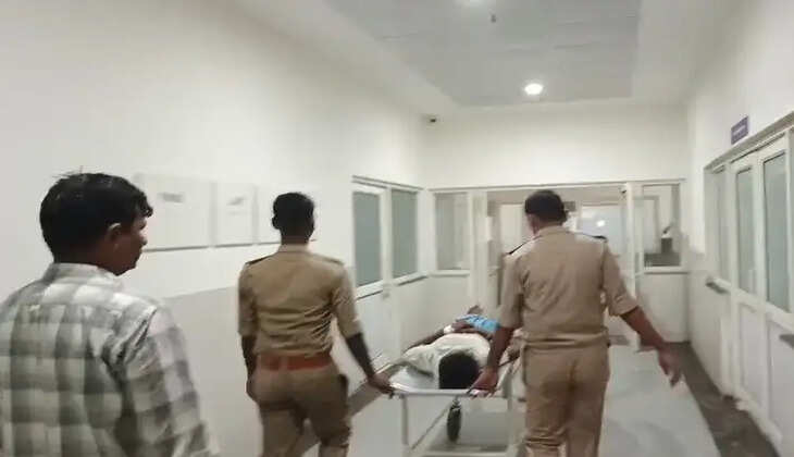 चंदौली के बलुआ थाना क्षेत्र में पुलिस ने 11 गोवंश से लदी पिकअप वाहन पकड़ी। घेराबंदी के दौरान पुल से कूदकर भागने की कोशिश में दो तस्कर घायल हुए, जिनमें एक की मौत हो गई। जानें पूरी खबर।