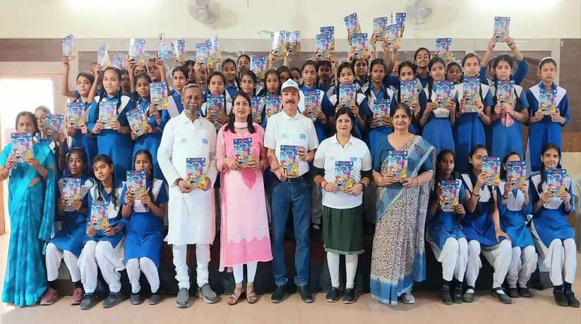  Varanasi News: नमामि गंगे ने छात्राओं में वितरित की स्वच्छता का संदेश दे रही चाचा चौधरी की कॉमिक्स