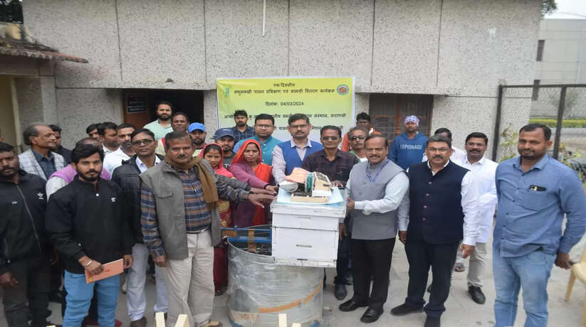 Varanasi News: आईआईवीआर में किसानों का एक दिवसीय प्रशिक्षण एवं टूलकिट वितरण