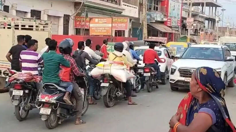 Chanduali News: सकलडीहा के अलीनगर तिराहा पर आए दिन लग रहा जाम, एम्बुलेंस सहित राहगीरों को करनी पड़ रही है जद्दोजहद
