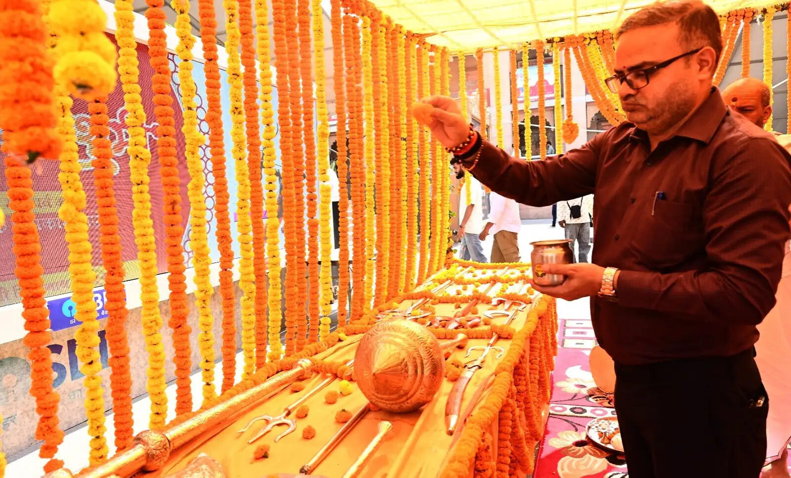 विजयादशमी पर काशी विश्वनाथ धाम में निभाई गई शस्त्र पूजन की परंपरा