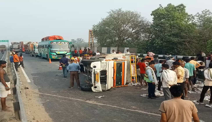 Varanasi News: मोहनसराय रेलवे ओवर ब्रिज पर आम लदी पिकअप पलटी, दो लोग घायल