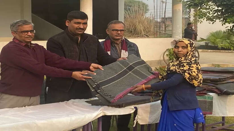 Varanasi News: ठंड से बचने के लिए गरीबों को बांटे गए कंबल