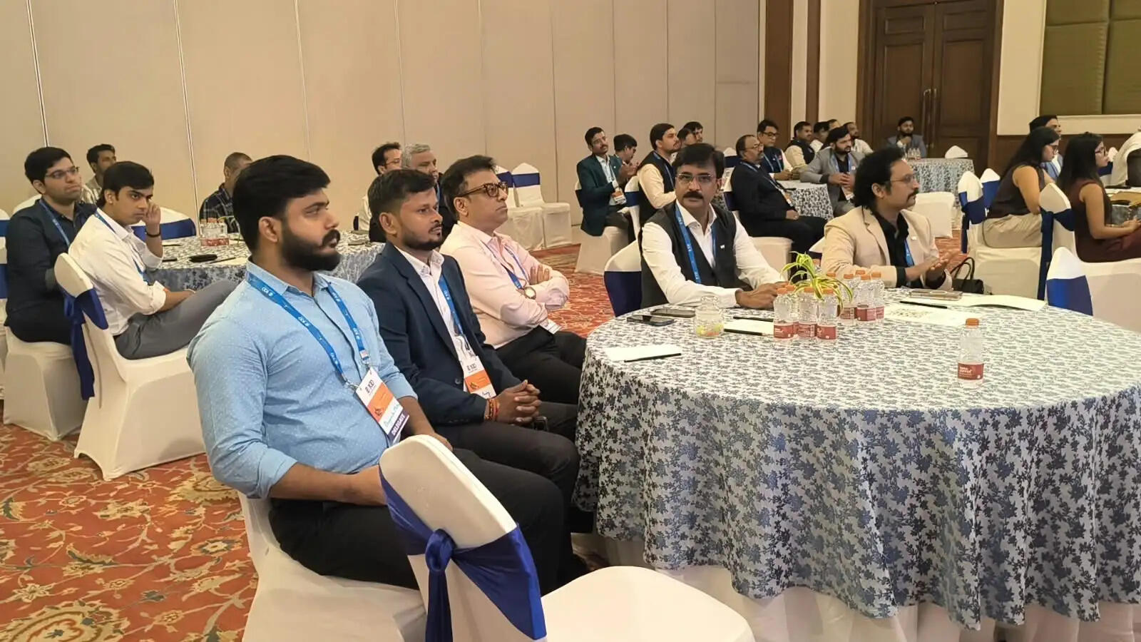 समिट के पहले पैनल डिस्कशन में ‘फ्रॉम हेरिटेज टू हाई ग्रोथ: रियल एस्टेट रोल इन शेपिंग काशी’ विषय पर चर्चा हुई। इसमें वाराणसी में रियल एस्टेट के विकास में पब्लिक-प्राइवेट सहयोग, नीतिगत और नियामकीय पहल, बेहतर कनेक्टिविटी और भविष्य के लिए तैयार शहरी क्षेत्रों के विकास के साथ आवास की बढ़ती मांग और आवासीय रियल एस्टेट के बदलते रुझानों पर चर्चा की गई। इस सत्र का संचालन एनारॉक के ग्रुप वाइस चेयरमैन संतोष कुमार ने किया।