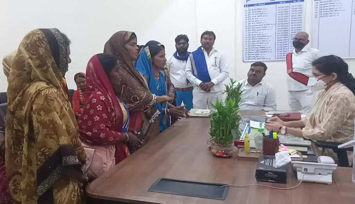 Chandauli news: जमीन कब्जे के मामले में ग्रामीणों ने जिलाधिकारी को सौंपा पत्रक...
