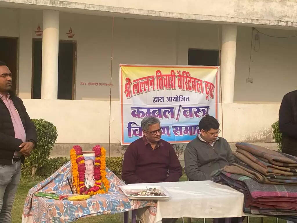 Varanasi News: ठंड से बचने के लिए गरीबों को बांटे गए कंबल
