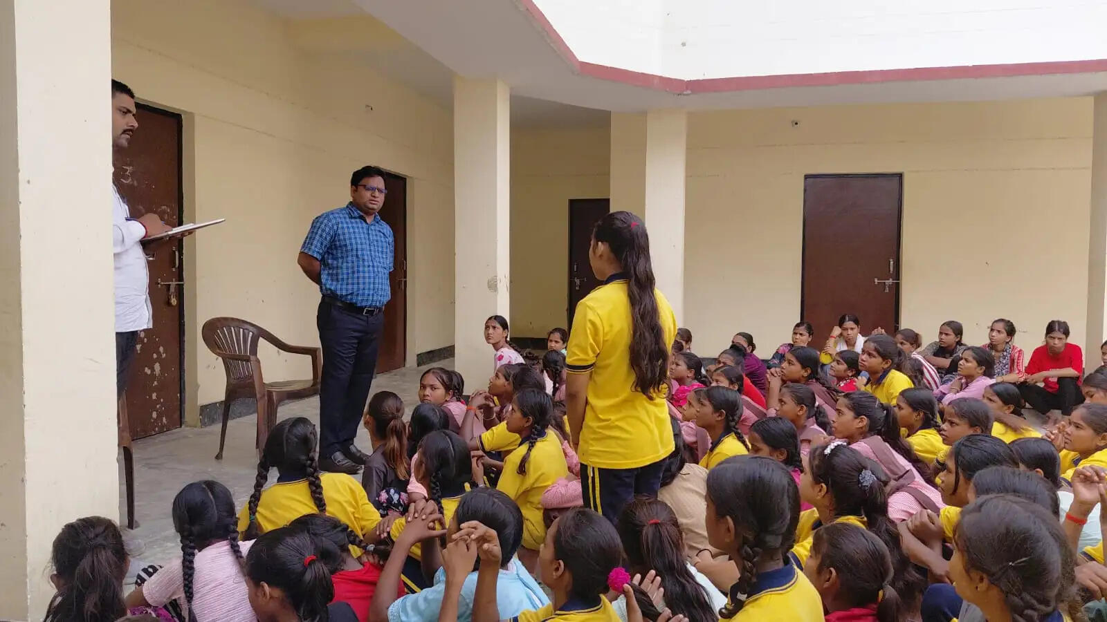 चंदौली के स्कूलों में शिक्षा व्यवस्था की जांच, अफसरों ने बच्चों संग किया भोजन