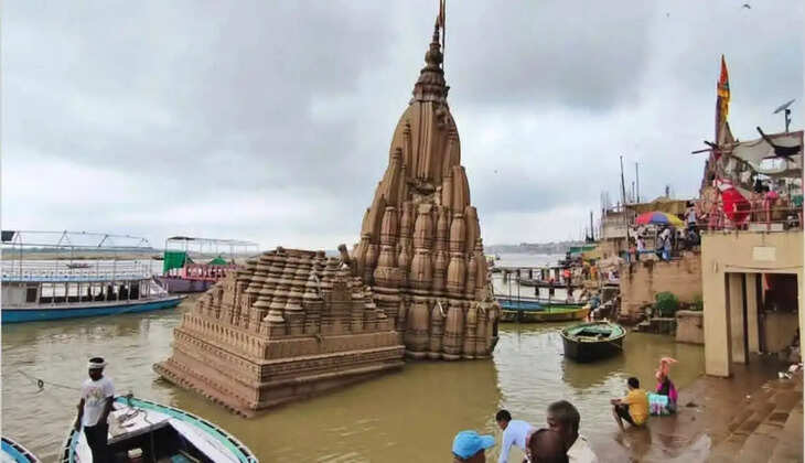 गंगा उफान पर! वाराणसी के घाटों तक पहुंचा पानी, रत्नेश्वर महादेव मंदिर जलमग्न
