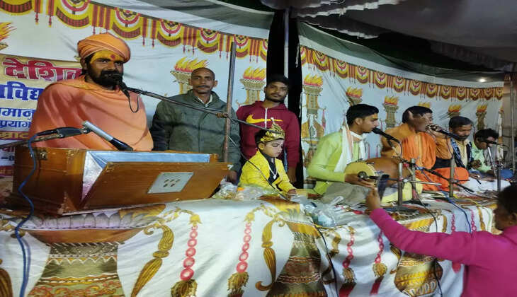 Raebareli News: रायबरेली के रायपुर क्षेत्र ग्राम पंचायत&nbsp;में&nbsp;संत गोपालाचार्य&nbsp;ने सुनाई&nbsp;राम जन्म की कथा