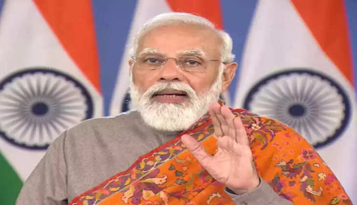 गौरव मारुति।  कहते हैं कि "झुकता है जमाना झुकाने वाला चाहिए" कुछ ऐसा ही आज देश में हुआ है। देश के प्रधानमंत्री नरेंद्र मोदी ने आज सुबह 9:00 बजे राष्ट्र को संबोधित करते हुए तीनों किसान कानून बिल वापस लेने की घोषणा करी। प्रधानमंत्री ने कहा कि आने वाले संसद के शीतकालीन सत्र में हमारी सरकार तीनों किसान कानून बिल को रद्द करेगी। इस फैसले का सीधा असर देश के समस्त किसानों के साथ-साथ दिल्ली कि सीमा पर आंदोलन कर रहे किसानों पर भी पड़ेगा। जहां एक तरफ लोग इसे किसानों की बड़ी जीत कह रहे हैं। वहीं दूसरी तरफ कई लोग इसे पांच राज्यों में होने वाले चुनाव से जोड़कर देख रहे हैं। वहीं सत्ता के गलियारों से लेकर पत्रकारों के चर्चाओं में यह चल रहा है कि आखिर नरेंद्र मोदी झुके कैसे?   प्रधानमंत्री का झुकना इतना हैरान क्यों कर रहा है..? प्रधानमंत्री नरेंद्र मोदी 2014 में भारत के प्रधानमंत्री बनने से पहले 13 साल तक गुजरात जैसे मजबूत राज्य के मुख्यमंत्री रहे हैं। पिछले 20 सालों के अपने राजनैतिक जीवन में नरेंद्र मोदी ने कई फैसले किए। कई फैसलों को जहां सम्मान मिला वहीं कई फैसलों पर बहुत सी उंगलियां भी उठी। लेकिन नरेंद्र मोदी पर कभी भी इसका फर्क नहीं पड़ा। 2014 में जब उन्होंने देश की सत्ता संभाली तो उसके बाद उन्होंने देश को हिला कर रख देने वाला नोटबंदी करने का फैसला किया। इस नोटबंदी से देश को क्या हासिल हुआ यह आज तक सवालों के घेरे में है। नरेंद्र मोदी ने अपने इस फैसले में कहा था कि इससे देश में आतंकवाद, नक्सलवाद व कालेधन में लगाम लगेगी। लेकिन सच्चाई हमारे सामने है। आतंकवाद व नक्सलवाद देश के विभिन्न राज्यों में क्या कर रहा है? यह आए दिन हमें समाचारों में देखने को मिलता है। वही जिस काले धन को रोकने की बात की गई थी। वह आज देश के आजादी के बाद से सबसे ज्यादा हो गई है। इसके अलावा इस नोटबंदी से न जाने कितने मध्यम वर्गीय मजदूर व नौकरी करने वाले युवा रातों-रात सड़क पर आ गए। लेकिन फिर भी प्रधानमंत्री पर इसका कोई असर नहीं पड़ा। इसके बाद उन्होंने 2017 में देश के व्यापारी वर्ग को जीएसटी कानून दिया। अपने इस बिल में नरेंद्र मोदी ने कहा था कि यह जीएसटी भारत की दशा व दिशा बदल देगा। सच्चाई यह है कि जीएसटी स्वयं बहुत से सवालों के घेरे में है। इसके अलावा राज्यों को जीएसटी में से जो हिस्सा उनका देना था। वह केंद्र सरकार देने में असफल साबित हो रही है। हालात यह है कि देश के 20 राज्यों का केंद्र सरकार पर जीएसटी जो हिस्सा राज्य को देना है वह बकाया है। इसके अलावा देश के व्यापारी वर्ग को बहुत बड़ी मार झेलनी पड़ी। लेकिन इन फैसलों से भी हो रही दिक्कतों से भी प्रधानमंत्री नरेंद्र मोदी पर कोई फर्क नहीं पड़ा उल्टा उनका राजनैतिक कद और ज्यादा बड़ा हो गया। क्योंकि उनके किसी भी फैसले का असर तुरंत तो दिखता नहीं था। लेकिन उन फैसलों से प्रधानमंत्री व उनके पार्टी को होने वाले चुनावों में बहुत फायदा हुआ है। 2019 में दोबारा सत्ता के शीर्ष पर विराजित होने के बाद नरेंद्र मोदी ने जम्मू कश्मीर जैसे पूर्णराज्य  से आर्टिकल-370 हटाकर उसे को 2 केंद्र शासित प्रदेश में बदल दिया। अपने इस फैसले में उन्होंने कहा कि इससे जम्मू-कश्मीर व लद्दाख राज्य का विकास होगा और आतंकवाद का नामोनिशान मिट जाएगा । सच्चाई यह है कि घाटी में एक बार फिर आतंकवाद अपना पैर पसार रहा है। वही एक बार फिर कश्मीरी पंडितों को अपना घर छोड़कर बेघर होना पड़ रहा है। इसके बाद मोदी सरकार ने देश में राष्ट्रवाद की भावना को बढ़ावा देने के लिए नागरिकता संशोधन कानून (The Citizenship (Amendment) Act, 2019) सीएए बिल लाया। इस नागरिकता कानून के आते ही पूरे देश में बवाल सा मच गया। देश के कोने-कोने में धरना प्रदर्शन होने लगे. बीजेपी ने इसे देश के लिए खतरा बताया। देश में सबसे बड़ा नागरिकता कानून का विरोध खुद देश की राजधानी नई दिल्ली में हुआ। जिसे शाहीन बाग के नाम से जाना जाता है। इसी नागरिकता संशोधन कानून के चलते देश की राजधानी में एक बार फिर से दंगे हुए। वहीं शाहीन बाग में हो रहे धरने के चलते व्यापारियों व क्षेत्र के लोगों का भारी मात्रा में नुकसान हुआ। लेकिन इन सभी चीजों के बावजूद न तो केंद्र सरकार इस मुद्दे पर झुकी ना ही इस मुद्दे से पर प्रधानमंत्री के तरफ से कुछ भी बोला गया।  तो फिर किसानों के सामने ही क्यों झुकी सरकार..? पिछले वर्ष कोरोनावायरस महामारी के दौरान जून महीने में सरकार ने 3 नए कृषि कानूनों को नोटिफिकेशन के माध्यम से सक्रिय कर दिया इन तीनों के साल बिल के नाम थे  - आवश्यक वस्तु (संशोधन) कानून, 2020 ( Essential Commodities Amendment Bill 2020)  कृषि&nbsp;उत्पादन व्यापार और वाणिज्य (संवर्धन और सुविधा) कानून, 2020  (Farmers' Produce Trade and Commerce (Promotion and Facilitation) Bill, 2020) कृषक (सशक्तिकरण व संरक्षण) कीमत आश्वासन और&nbsp;कृषि&nbsp;सेवा पर करार कानून, 2020 (Farmers (Empowerment and Protection) Agreement on Price Assurance and Farm Services Bill, 2020)। नोटिफिकेशन के बाद सरकार ने संसद के सत्र में इस बिल को बहुमत के दम पर पारित करा लिया. हालांकि जब यह बिल सदन में पेश हुआ था। उस समय भी विरोधी सांसदों ने भारी विरोध प्रदर्शन किया था। लेकिन इससे भी सरकार की छवि पर कोई असर नहीं पड़ा। जब किसान बिल संसद से पास हो गया उसके बाद किसानों ने भारतीय किसान संघर्ष समन्वय समिति के बैनर तले अपना विरोध प्रदर्शन शुरू कर दिया। इसके बाद नवंबर 2020 से किसान राजधानी दिल्ली के गाजीपुर बॉर्डर पर तीनों किसान बिल वापस कराने के लिए आमरण अनशन पर बैठ गए। देखते ही देखते यह मामला किसान बनाम सरकार का हो गया। शुरुआत में सरकार ने इन कृषि कानूनों पर सख्त रुख अपनाया। प्रधानमंत्री नरेंद्र मोदी के साथ-साथ सरकार बार-बार कृषि कानून को लागू करने की बात करती रही। खुद प्रधानमंत्री मोदी ने कृषि कानून को किसानों का सच्चा हितैषी बता डाला था। किसान और सरकार के बीच नई दिल्ली के विज्ञान भवन में कई दौर की बातचीत हुई। लेकिन यह सारे बातचीत बेनतीजा निकले। देश का प्रमुख मीडिया वर्ग किसानों को कभी खालिस्तानी तो कभी देशद्रोही बताने लगा। किसान मामले को लेकर देश ही नहीं विदेशों में भी प्रदर्शन होने लगे। लेकिन इन सभी चीजों के बावजूद केंद्र सरकार अपने रुख पर अड़ी रही। स्वयं देश के कृषि मंत्री नरेंद्र सिंह तोमर ने कहा था कि चाहे दुनिया की कोई भी ताकत आ जाए किसान कानून बिल वापस नहीं होगा। किसानों के आंदोलन के चलते दिल्ली क्षेत्र को प्रतिदिन 500 करोड़ रुपए से ज्यादा का घाटा उठाना पड़ रहा था। लेकिन इसके बावजूद यह प्रदर्शन खत्म नहीं हुआ। मामले में रोचक मोड़ तब आया जब 26 जनवरी 2021 को नई दिल्ली में किसानों ने मार्च का ऐलान किया। लेकिन यह पैदल मार्च देखते ही देखते एक दंगे की शक्ल में अख्तियार होने लगा और फिर 26 जनवरी के दिन वह हुआ जिसने देश की अस्मिता को कलंकित कर दिया। आजादी के सबसे बड़े गवाह लाल किले की चौखट पर चढ़कर असामाजिक तत्वों ने भारत का झंडा उतार कर अपना झंडा लगा दिया। हालांकि यह कृत्य किसानों द्वारा नहीं किया गया था। लेकिन फिर भी इस मामले को किसानों से ही जोड़कर देखा गया। सरकार और मीडिया ने इस घटना के लिए किसानों को ही दोष दिया और लगने लगा कि अब किसान आंदोलन खत्म हो जाएगा। लेकिन तभी भारतीय किसान यूनियन के राष्ट्रीय अध्यक्ष राकेश सिंह टिकट के आंसुओं ने सारा खेल ही पलट दिया। राकेश टिकट के आंसू ने किसानों को बल दिया और वह मजबूती के साथ फिर से शांतिपूर्वक आंदोलन करने लगे।  कैसे झुकने को मजबूर हुए प्रधानमंत्री मोदी किसानों के सामने किसान आंदोलन के चलते देश भर से किसानों के प्रति सहानुभूति जुटने लगी और सरकार के खिलाफ लोगों की नाराजगी सामने आने लगी। हम सभी जानते हैं कि उत्तर प्रदेश में आने वाले महीनों में विधानसभा चुनाव होने वाले हैं। बीजेपी और प्रधानमंत्री नरेंद्र मोदी के लिए उत्तर प्रदेश दोबारा जितना प्रतिष्ठा का सवाल बन गया है। क्योंकि देश की सत्ता का रास्ता उत्तर प्रदेश से ही जाता है। स्वयं प्रधानमंत्री मोदी यूपी के वाराणसी से सांसद हैं। किसान बिल के चलते पश्चिमी उत्तर प्रदेश के किसान सरकार से नाराज चल रहे थे। बीते 3 अक्टूबर को लखीमपुर में हुई हिंसा ने किसानों के समर्थन में देशभर में जनसैलाब उमड़ पड़ा। जिस तरह किसानों को रौंदा गया उस घटना ने पूरे देश को झकझोर कर रख दिया। विधानसभा चुनाव के मद्देनजर बीजेपी कोई रिस्क नहीं लेना चाहती थी। इसीलिए आज प्रधानमंत्री नरेंद्र मोदी ने राष्ट्र के नाम अपने संदेश में तीनों किसान बिल वापस लेने का ऐलान किया। उन्होंने कहा कि हमने किसानों को समझाने का अत्यधिक प्रयास किया लेकिन कुछ कारण वश किसान और सरकार में सहमति नहीं बन पाई। इसीलिए हमारी सरकार तीनों किसान बिल वापस लेने का ऐलान करती है  उनके इस ऐलान से देश की राजनीति में एक भूचाल सा आ गया है। क्योंकि प्रधानमंत्री नरेंद्र मोदी की छवि अभी तक ना झुकने वाली सरकार के रूप में बन चुकी थी। इतने कठिनाइयों वाले फैसलों के बावजूद सरकार नहीं झुकी। लेकिन देश के अन्नदाता ने सरकार को झुकने पर मजबूर कर दिया। लोग इसे उत्तर प्रदेश विधानसभा चुनाव से जोड़कर देख रहे हैं। लेकिन इस ऐलान के बाद बीजेपी को पश्चिमी यूपी में कितना फायदा होगा यह तो आने वाले चुनाव परिणाम ही बताएंगे। फिलहाल बीजेपी ने किसान बिल वापस लेने का ऐलान करके विपक्ष से एक बहुत बड़ा मुद्दा छीन लिया है।   किसानों का रूख क्या है..? वहीं इस मामले में किसानों के सबसे बड़े संगठन भारतीय किसान यूनियन के राष्ट्रीय अध्यक्ष राकेश टिकट ने कहा है कि हमारा आंदोलन तब खत्म होगा जब सरकार तीनों किसान बिल वापस ले लेगी। जब तक यह सरकार किसान बिल वापस नहीं लेती है तब तक हम किसान नहीं हटेंगे। जब उनसे सवाल किया गया कि क्या यह किसानों की जीत है? तो उन्होंने कहा कि यह देश के हर एक अन्नदाता की जीत है जिसे इस सरकार के काले कानूनों की वजह से इतनी समस्याओं का सामना करना पड़ा। लेकिन अभी भी हमारी लड़ाई खत्म नहीं हुई है। एमएसपी सहित तमाम मुद्दे ऐसे हैं कि जिस पर अभी सरकार से बातचीत करनी बाकी है। उन्होंने कहा कि हमारी तो पहले दिन से ही यह मांग थी कि यह तीनों काले कानून वापस हो। हम आंदोलन उसी दिन खत्म करेंगे जिस दिन सरकार इन तीनों किसान बिल को कानूनन वापस ले लेगी। वहीं सरकार के इस फैसले के बाद दिल्ली में आंदोलन कर रहे किसानों ने एक दूसरे को मिठाई खिलाई और जश्न मनाया। किसानों ने कहा कि यह हमारे मेहनत वह गांधीवादी तरीके से लड़ी हुई लड़ाई की जीत है।   अब देखना दिलचस्प होगा कि नरेंद्र मोदी सरकार द्वारा तीनों किसान बिल वापस लिए जाने का फैसला उन्हें और उनकी पार्टी को कितना फायदा पहुंचाता है। वर्तमान समय के लिए तो उन्होंने यह फैसला करके भारतीय राजनीति में एक ब्लेंडर गेम खेल दिया है।