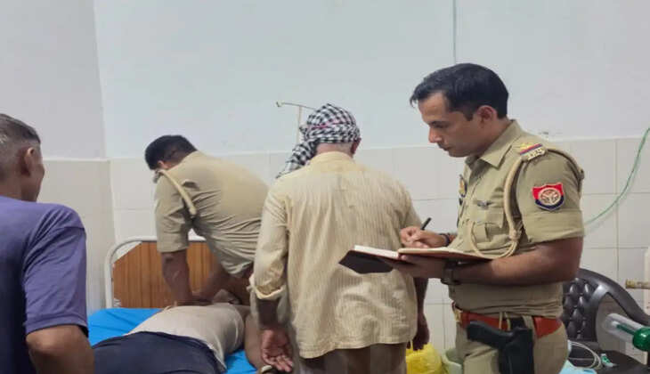 चंदौली के किड़हिरा गांव में कुएं से समरसेबल पंप निकालने उतरे चार लोग जहरीली गैस की चपेट में आ गए। हादसे में तीन की मौत हो गई, जबकि एक की ​​​​​​​हालत गंभीर है।