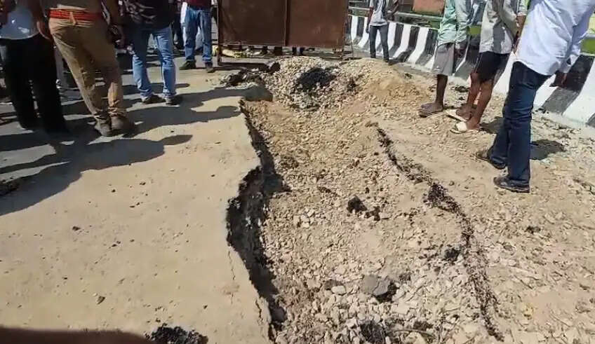 उन्होंने सड़क निर्माण में अनियमितता का आरोप लगाते हुए मामले की उच्चस्तरीय जांच कराने और जिम्मेदार लोगों के खिलाफ कार्रवाई की मांग की।