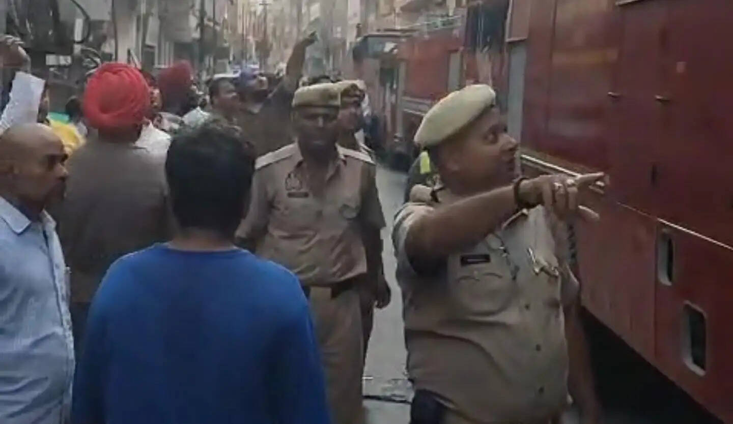 आग लगने के दौरान छह मंजिला इमारत में दो लोग फंस गए थे। पुलिस और फायर ब्रिगेड की संयुक्त टीम ने राहत एवं बचाव अभियान चलाकर दोनों को सुरक्षित बाहर निकाला। राहत की बात रही कि इस घटना में किसी के हताहत होने की सूचना नहीं है।