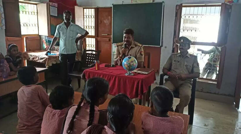 जब थानाध्यक्ष बने अध्यापक, बच्चों ने कहा- वेलकम पुलिस अंकल