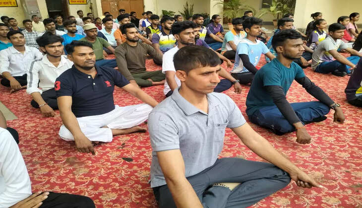 Varanasi News:&nbsp;निरोग रहने के लिए योगाभ्यास बहुत ही जरूरी है-बीडीओ अभिषेख सिंह