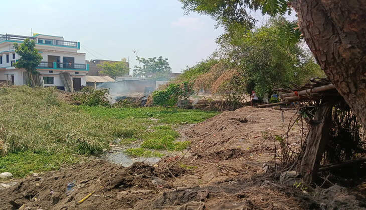 चंदौली के धानापुर ब्लॉक स्थित करजौरा गांव में 30 वर्षों से अतिक्रमण की चपेट में रहे तालाब को राजस्व विभाग ने अतिक्रमण मुक्त कराया। अब तालाब के सुंदरीकरण और गांव के निकास मार्ग के निर्माण की तैयारी शुरू हो गई है।