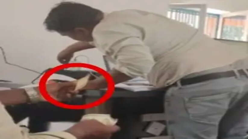 Chandauli News: बरहनी विकास खंड के कन्दवा क्षेत्र में मृत्यु प्रमाण पत्र के नाम पर 200 रुपये की अवैध वसूली का आरोप, ग्रामीणों ने प्रशासन से जांच और कार्रवाई की मांग की।
