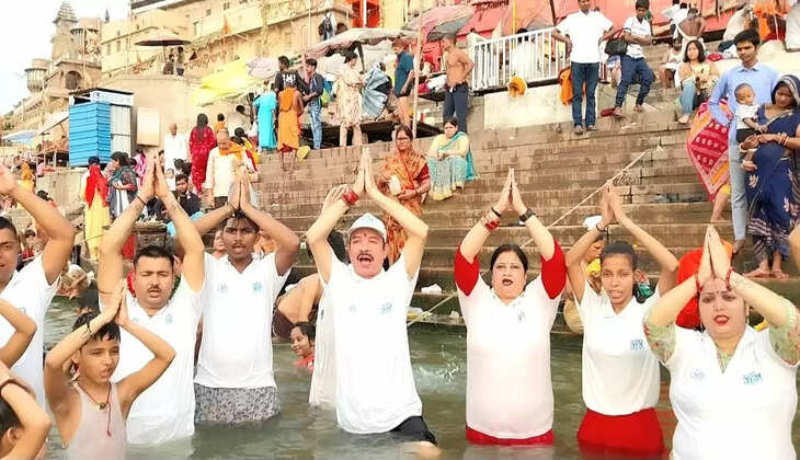 Varanasi News: अंतर्राष्ट्रीय योग दिवस पर नमामि गंगे ने किया जलयोग, गंगाजल में योग कर बताई जल संरक्षण की महत्ता&nbsp;