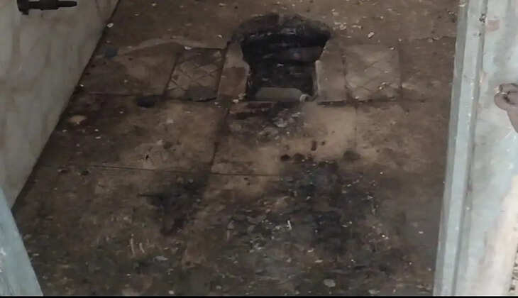 चंदौली के सकलडीहा रेलवे स्टेशन पर स्वच्छ पेयजल और शौचालय जैसी मूलभूत सुविधाओं का अभाव है। खराब हैंडपंप, गंदे शौचालय और टूटी सीटों से यात्री परेशान हैं। स्थानीय लोगों ने रेलवे प्रशासन से जल्द समाधान की मांग की है।