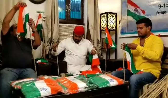 SP workers engaged in "Har Ghar Tricolor" campaign in Varanasi, preparations are on to deliver the tricolor from door to door