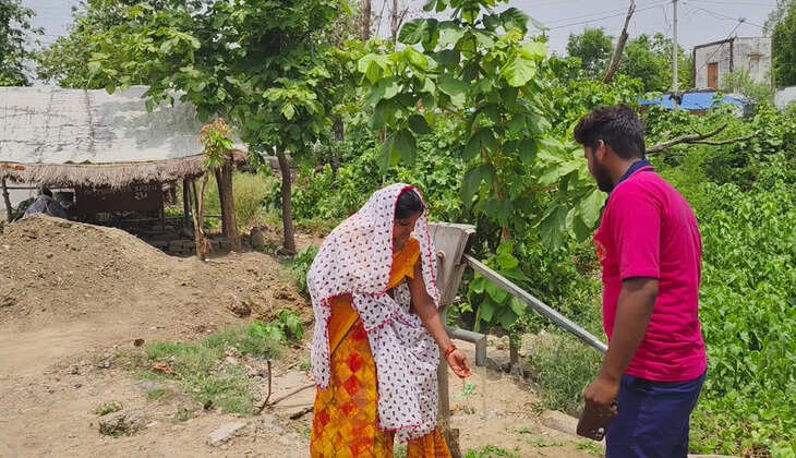 Chandauli&nbsp;News:&nbsp;सरकारी हैंडपम्प से निकल रहा दूषित पानी, राहगीरों को हो रही परेशानी