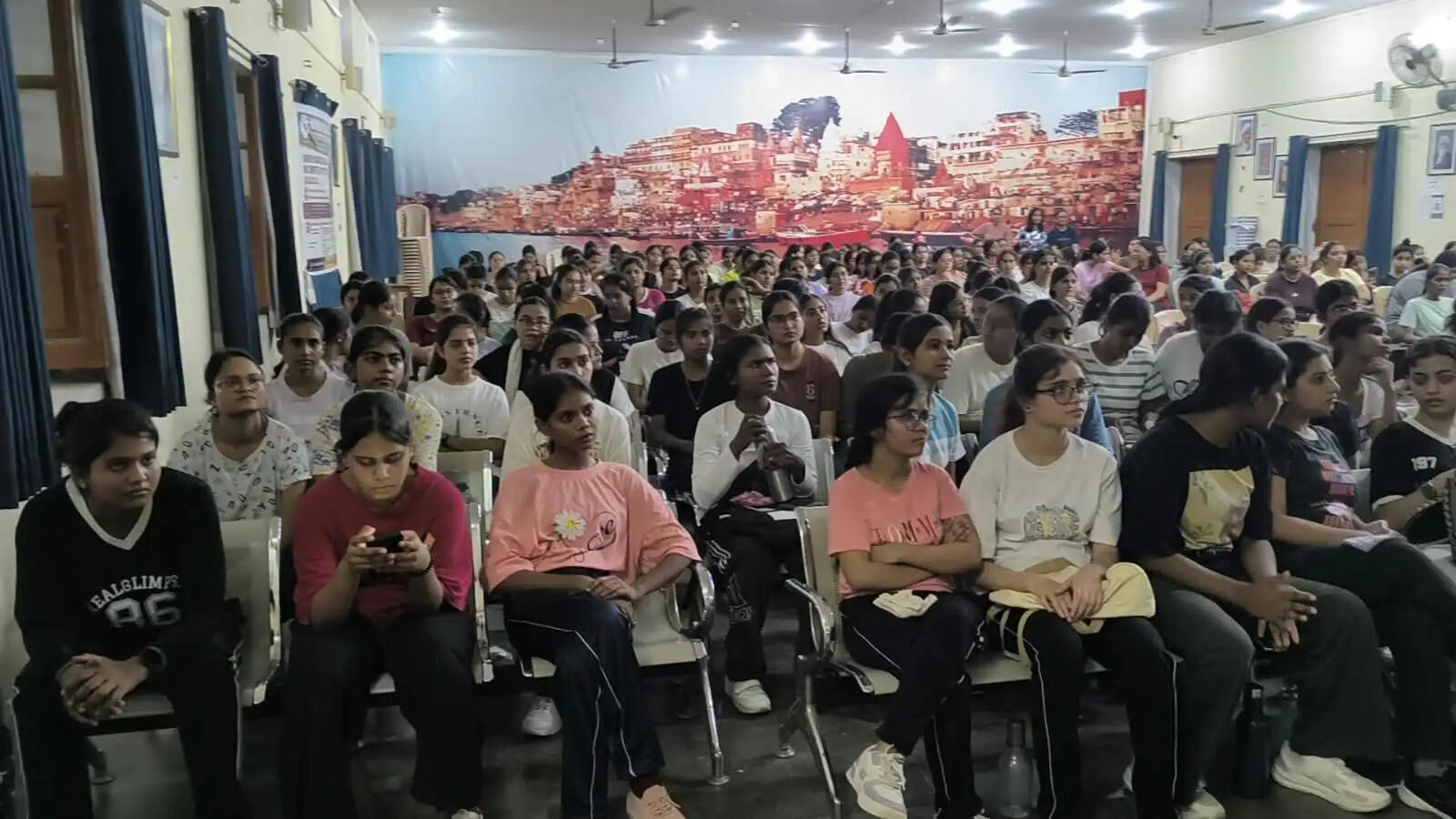 चेरियन क्लीनिक ने आर्य महिला पीजी कॉलेज में लगाया मेडिकल कैंप, सैकड़ों छात्राओं की हुई स्वास्थ्य जांच