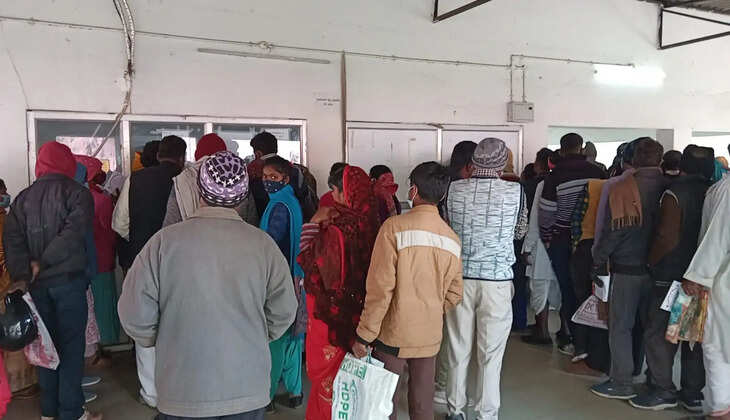 जिला अस्पताल में RT-PCR कराने में उड़ी कोरोना नियमों की धज्जियां, सुरक्षा गार्ड रहे परेशान