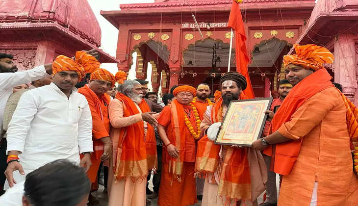 Varanasi News:&nbsp;त्रिशक्ति सेवा फाउंडेशन व हिन्दू युवा वाहिनी वाराणसी महानगर के संयुक्त तत्वाधान में हर वर्ष की भांति इस वर्ष भी&nbsp;भव्य शोभायात्रा निकाली गई
