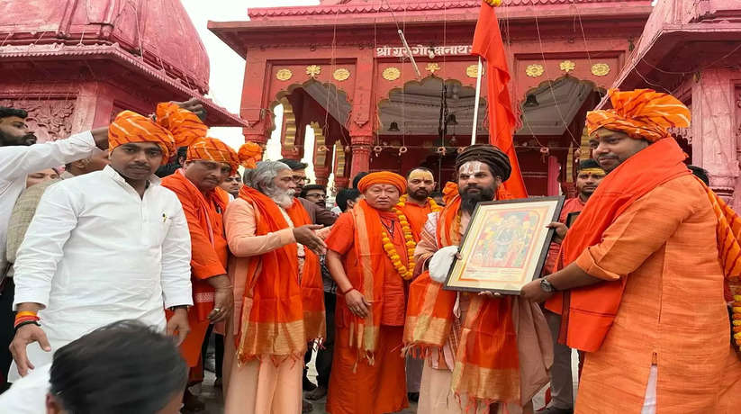 Varanasi News: त्रिशक्ति सेवा फाउंडेशन व हिन्दू युवा वाहिनी वाराणसी महानगर के संयुक्त तत्वाधान में हर वर्ष की भांति इस वर्ष भी भव्य शोभायात्रा निकाली गई