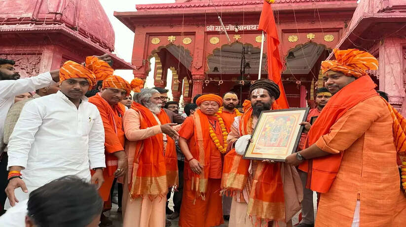 Varanasi News: त्रिशक्ति सेवा फाउंडेशन व हिन्दू युवा वाहिनी वाराणसी महानगर के संयुक्त तत्वाधान में हर वर्ष की भांति इस वर्ष भी भव्य शोभायात्रा निकाली गई