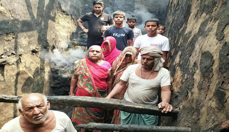 दाउदपुर में आधी रात कच्चे मकान में लगी आग, अनाज-नकदी समेत गृहस्थी का सामान राख