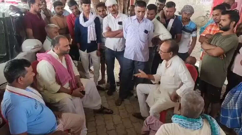 चन्दौली में सपा के राष्ट्रीय सचिव मनोज सिंह डब्लू ने पम्प कैनाल का संचालन नहीं होने से नाराज किसानों से बात की, अधिकारियों को दिया अल्टिमेटम