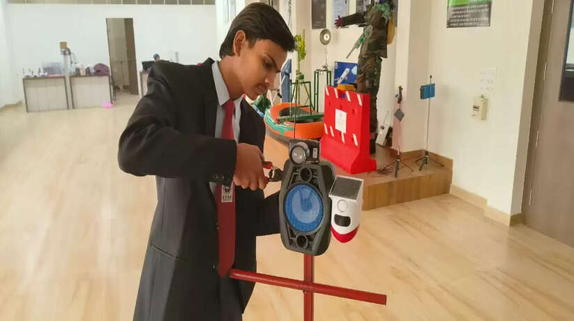 बीसीए छात्र अश्वनी उपाध्याय ने किसानों की फसलों की सुरक्षा के लिए तैयार किया अत्याधुनिक एआई एनिमल कैमरा