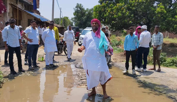 Chandauli News: नगवां की जर्जर सड़क पर सपा के पूर्व विधायक ने बोया काला धान, भाजपा सरकार पर साधा निशाना