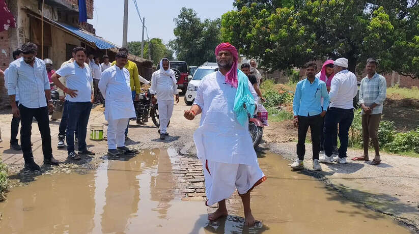 Chandauli News: नगवां की जर्जर सड़क पर सपा के पूर्व विधायक ने बोया काला धान, भाजपा सरकार पर साधा निशाना