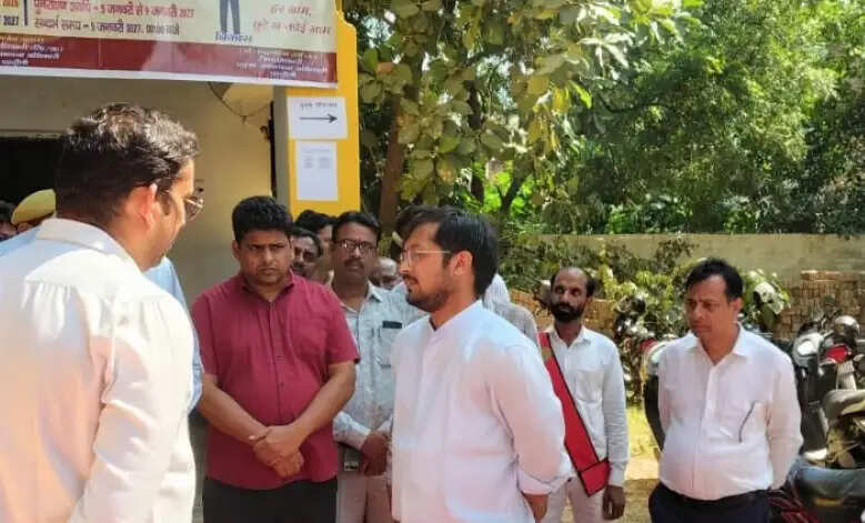 जिलाधिकारी चंद्र मोहन गर्ग ने प्रशिक्षण कार्यक्रम के पहले बैच का जायजा लेने के लिए सदर तहसील क्षेत्र के सैयदराजा स्थित नेशनल इंटर कॉलेज का औचक निरीक्षण किया। उन्होंने प्रशिक्षण सत्र में शामिल होकर कर्मचारियों को आवश्यक दिशा-निर्देश दिए।