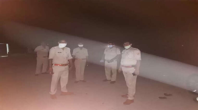 पर्याप्त पुलिस बल के साथ किया गया गस्त व चेकिंग