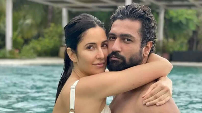 Katrina Kaif-Vicky Kaushal का पूल में रोमांटिक फोटोशूट, यूजर्स ने लिए किये ऐसे कोमेंट्स