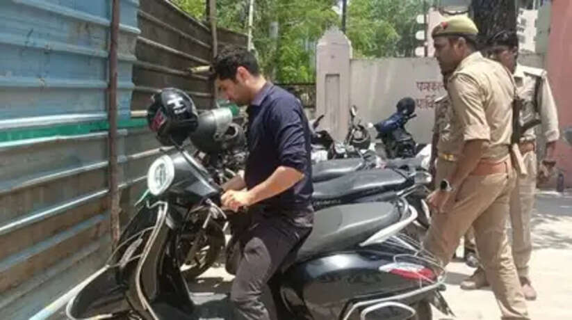वाराणसी नगर निगम में &lsquo;नो फ्यूल डे&rsquo; के तहत मेयर अशोक तिवारी पैदल और नगर आयुक्त हिमांशु नागपाल ई-स्कूटी से कार्यालय पहुंचे। पर्यावरण संरक्षण और ईंधन बचत को लेकर लोगों को जागरूक किया गया।