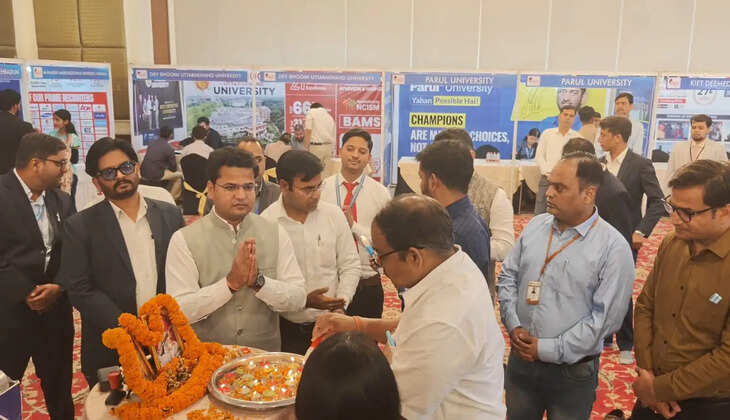 वाराणसी के होटल ताज गंगेज में आयोजित शिक्षा महोत्सव 2026 में मेधावी छात्रों को द्रोणा अर्जुन अवॉर्ड से सम्मानित किया गया। कार्यक्रम में करियर काउंसलिंग और विभिन्न विश्वविद्यालयों ने छात्रों को भविष्य के अवसरों की जानकारी दी।