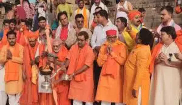 गंगा दशहरा पर काशी में आस्था का सैलाब, विधायक नीलकंठ तिवारी ने 51 बटुकों संग किया मां गंगा का दुग्धाभिषेक