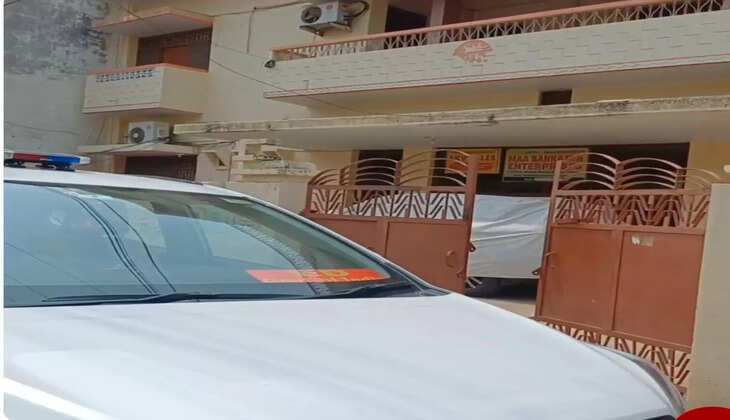 Varanasi News:&nbsp;मनी लॉन्ड्रिंग से जुड़े मामलों को लेकर प्रवर्तन निदेशालय (ईडी) ने देश के विभिन्न राज्यों में शुक्रवार को छापेमारी की