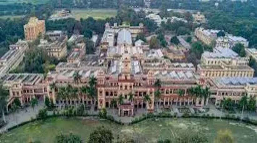 बीएचयू का दीक्षांत समारोह दो साल बाद 10 दिसंबर को होगा।इस बार तीन शैक्षिक सत्रों में उत्तीर्ण स्नातक, स्नातकोत्तर व शोध के 35,832 छात्र-छात्राओं को उपाधियां दी जाएंगी। 11 को चांसलर मेडल मिलेगा, 80 होनहारों को गोल्ड मेडल दिए जाएंगे,मेडल की सूची में बेटियों का है दबदबा ।