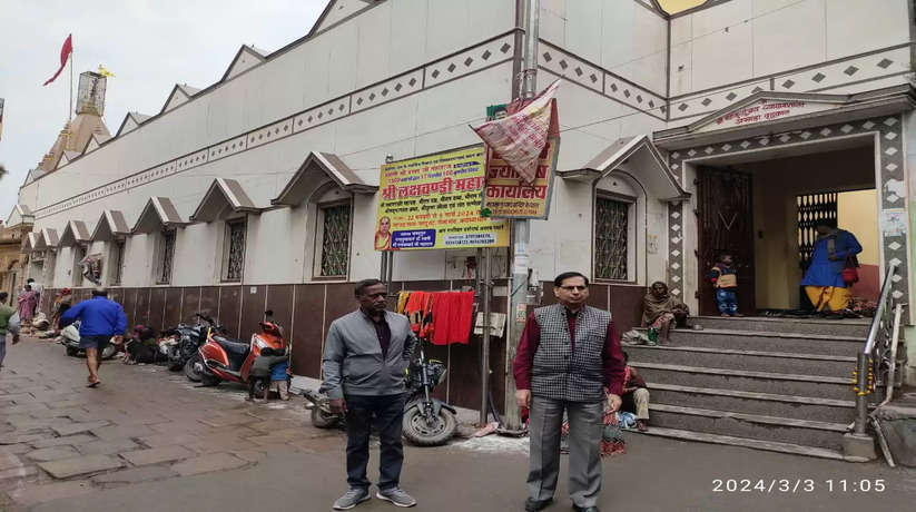 Varanasi News: शिवरात्रि पर्व के दृष्टिगत नगर स्वास्थ्य अधिकारी ने शिव मंदिरों के आसपास सफाई व्यवस्था का किया निरीक्षण