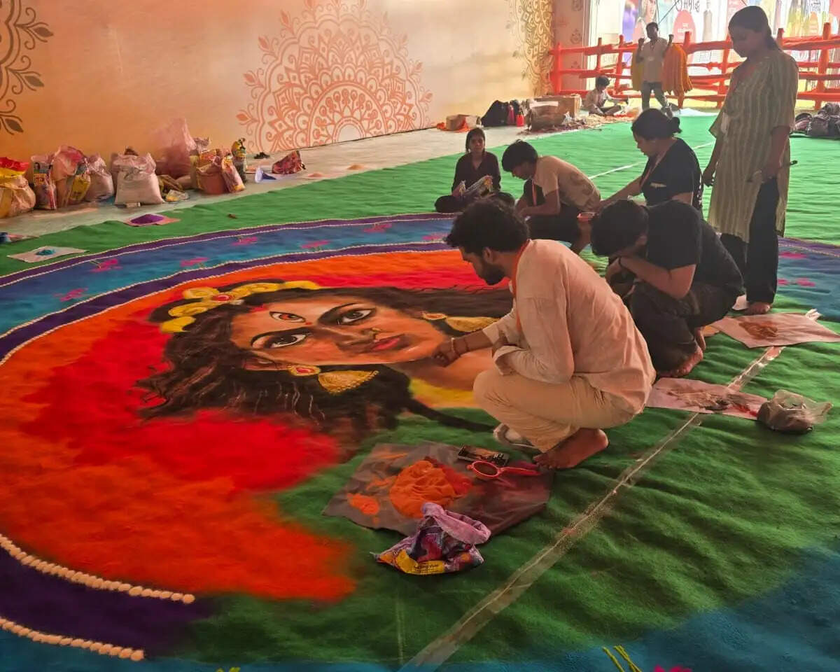 #BHU #PMModiInVaranasi #NariShakti #RangoliArt #VaranasiNews #WomenEmpowerment #KashiArtists