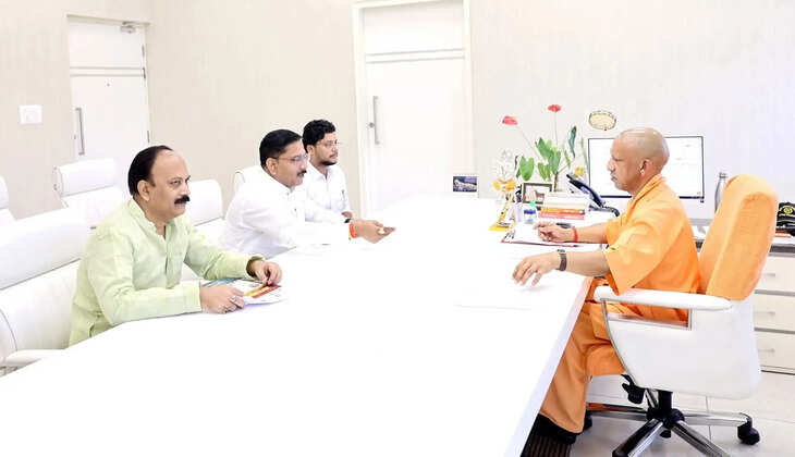 लखनऊ में मुख्यमंत्री योगी आदित्यनाथ से मिले मुगलसराय विधायक रमेश जायसवाल। नमो घाट पर हुई युवक की मौत मामले में 50 लाख मुआवजा, सरकारी नौकरी और दोषियों पर कार्रवाई की मांग के साथ क्षेत्र की कई महत्वपूर्ण विकास परियोजनाओं को भी उठाया।