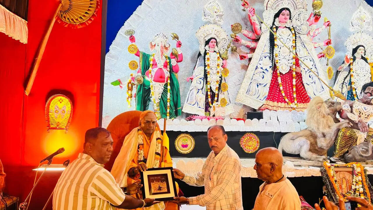 बंगाली सस्कृति और भक्ति का अनूठा संगम, सिंदूर खेला के साथ मां दुर्गा की विदाई