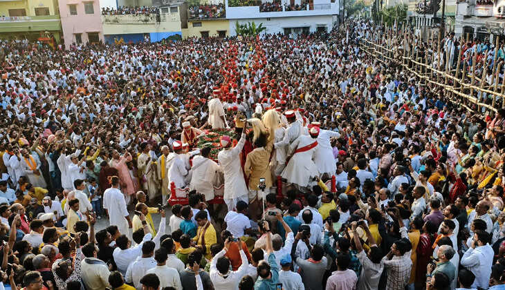वाराणसी में 483 साल पुरानी विश्वप्रसिद्ध भरत मिलाप लीला संपन्न, राम-भरत के मिलन के साक्षी बने श्रद्धालु