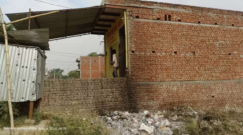 Varanasi News: चौबेपुर थाना क्षेत्र के बनकट गांव में 24 घंटे मिलती है देशी शराब